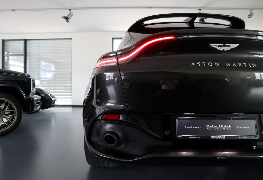 Aston Martin DBX 2022