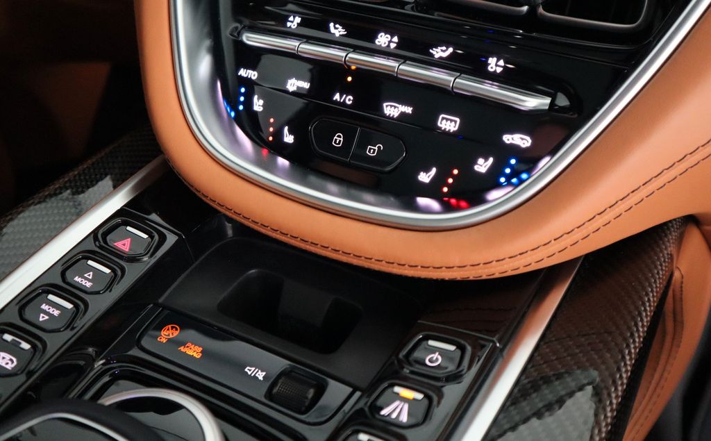 Aston Martin DBX 2022