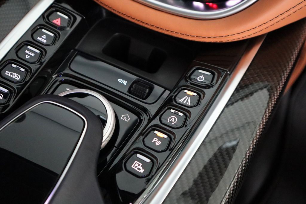 Aston Martin DBX 2022