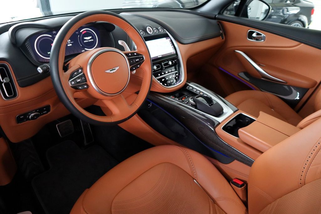 Aston Martin DBX 2022