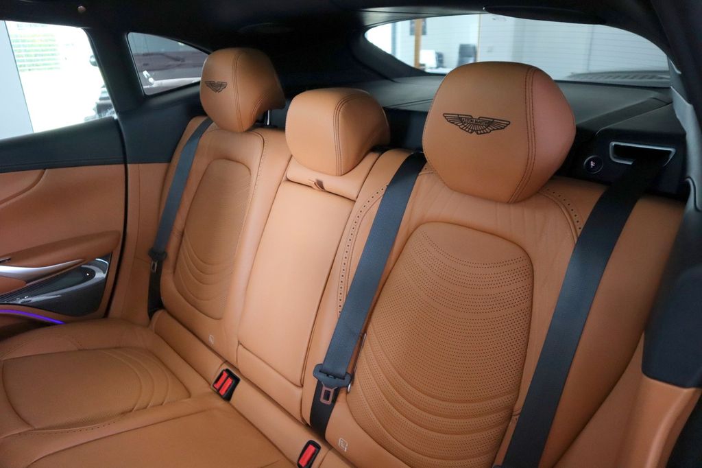 Aston Martin DBX 2022