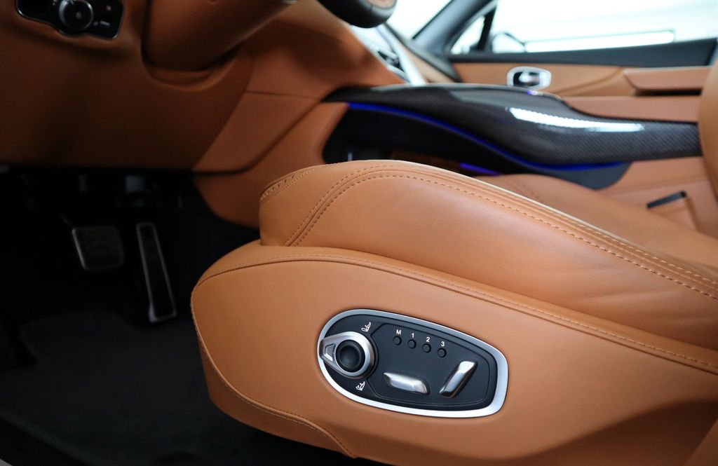 Aston Martin DBX 2022