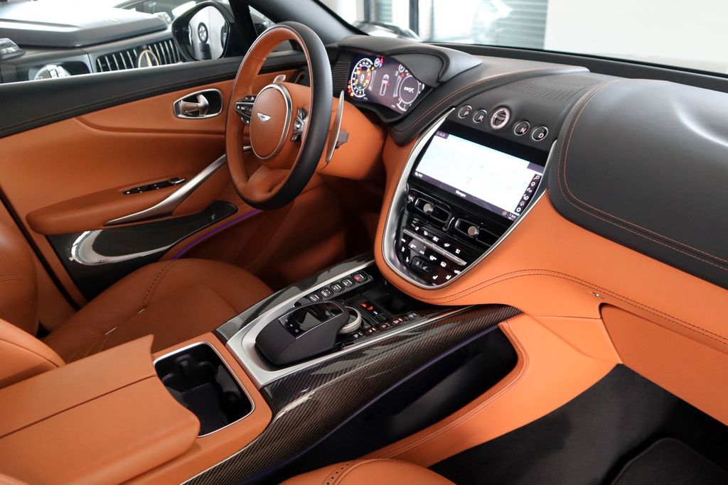 Aston Martin DBX 2022