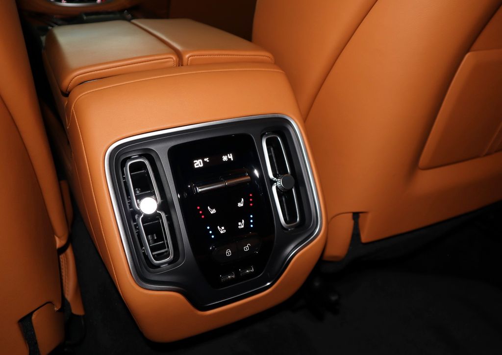 Aston Martin DBX 2022