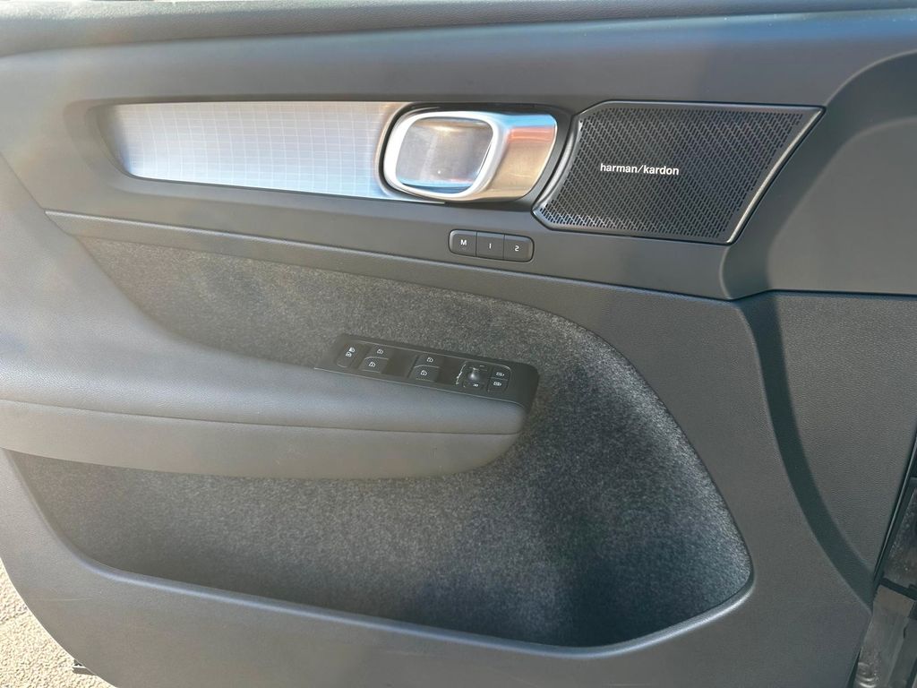 Volvo XC40 2025