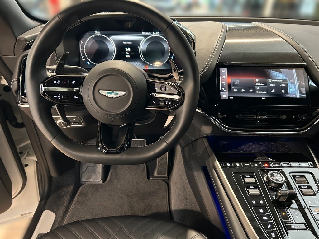 Aston Martin DBX 2025