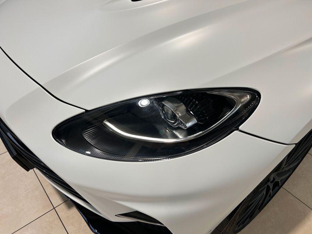 Aston Martin DBX 2025