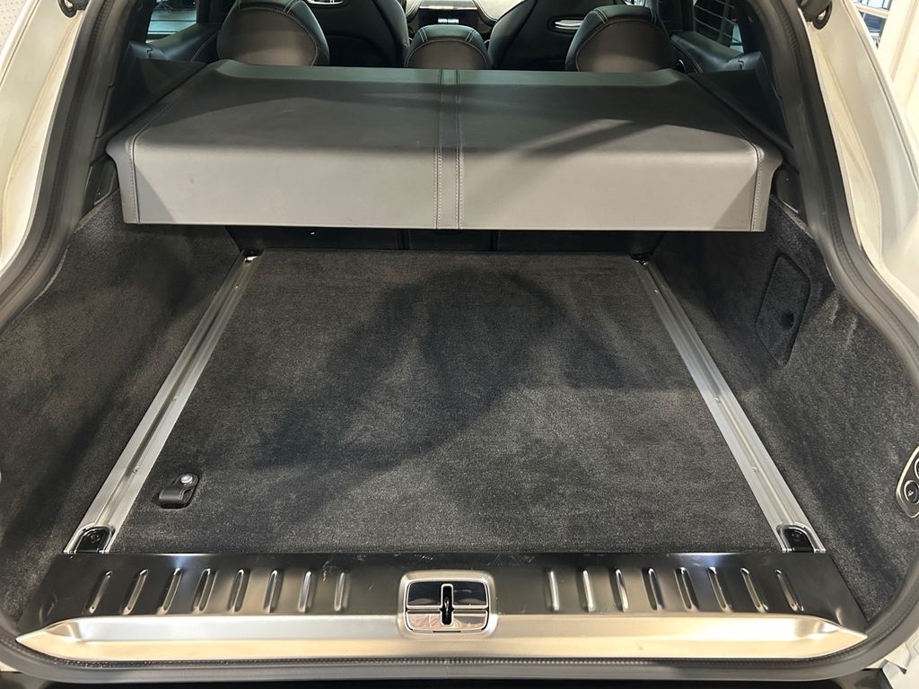 Aston Martin DBX 2025