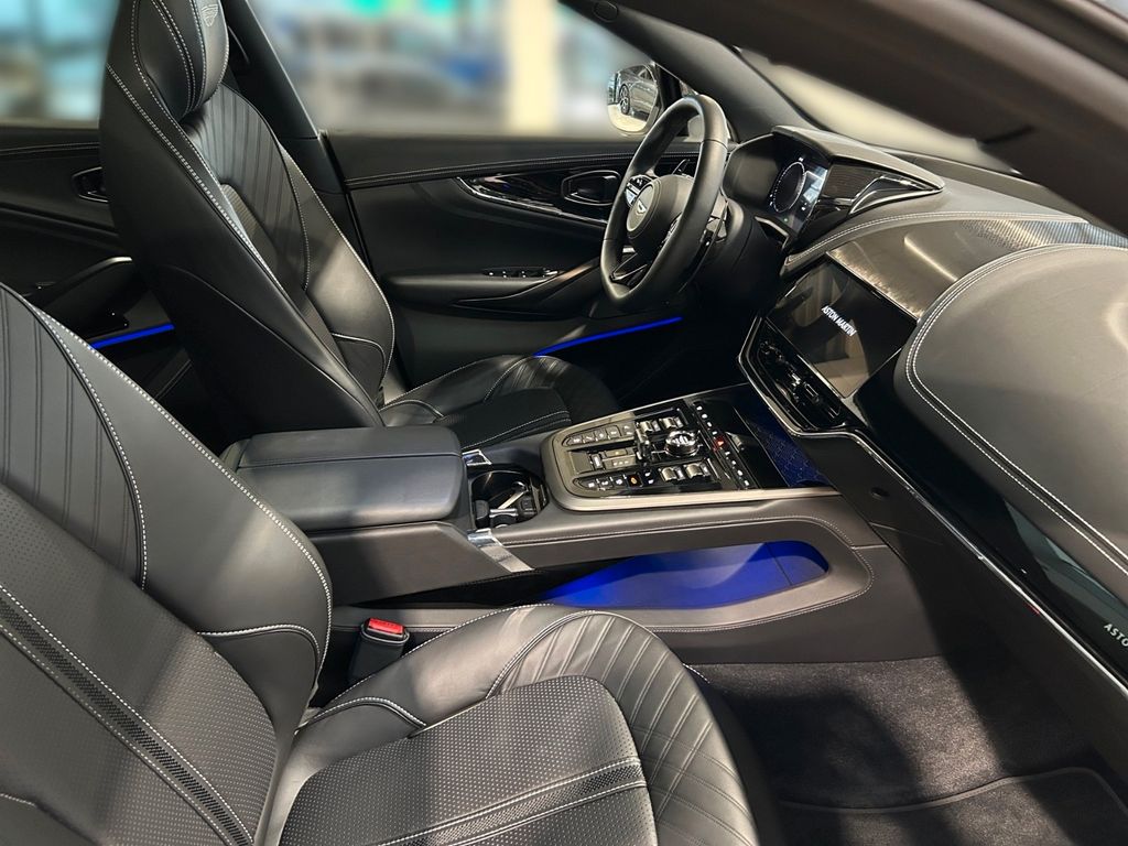 Aston Martin DBX 2025