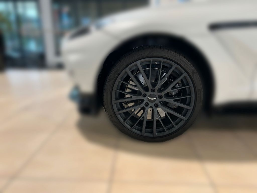 Aston Martin DBX 2025