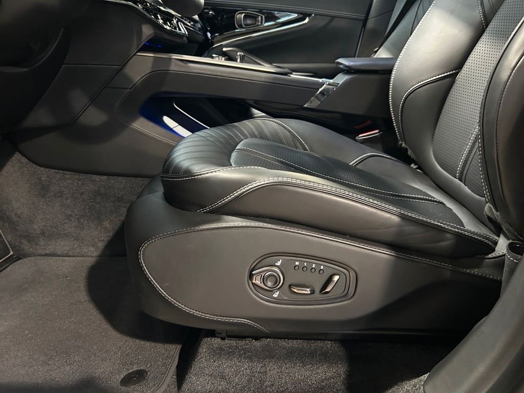 Aston Martin DBX 2025