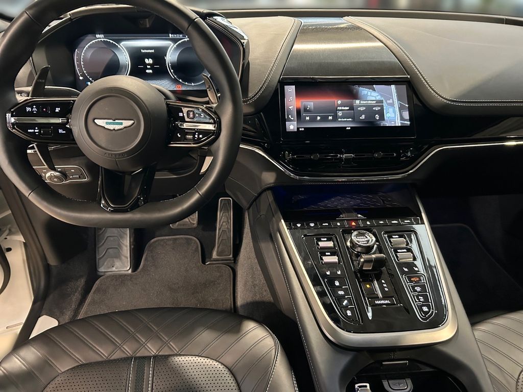 Aston Martin DBX 2025