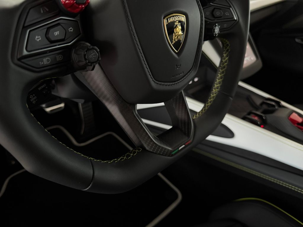 Lamborghini Revuelto 2025