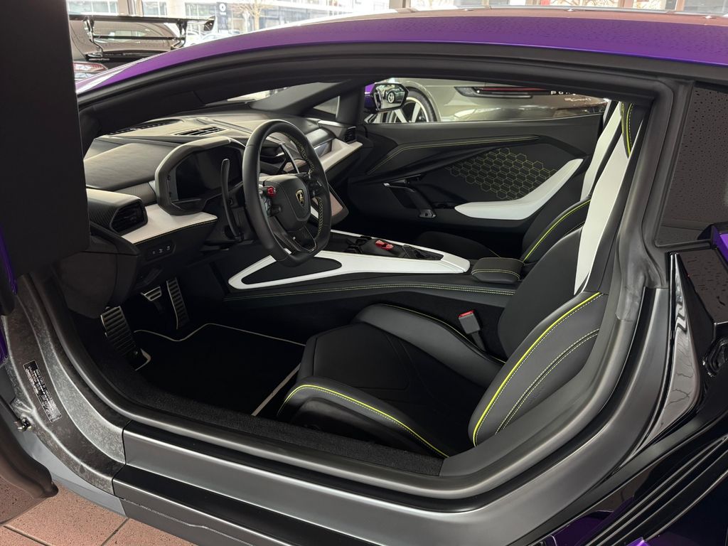 Lamborghini Revuelto 2025