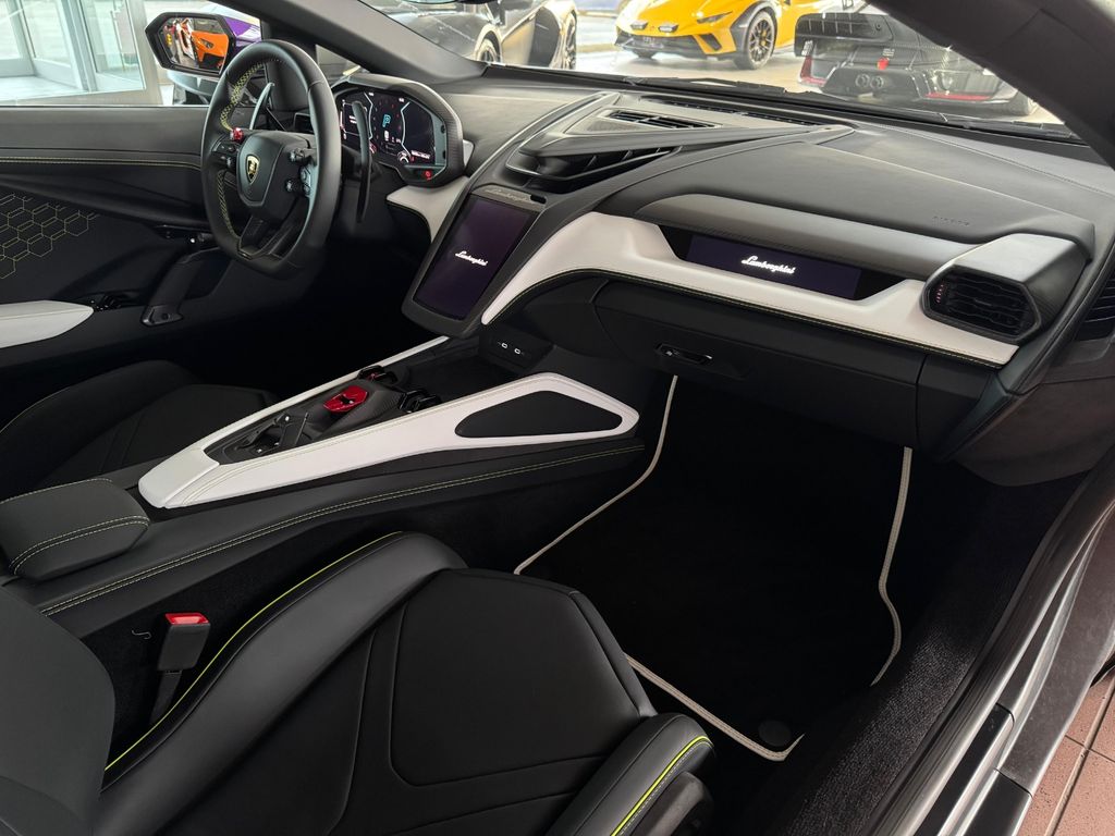 Lamborghini Revuelto 2025