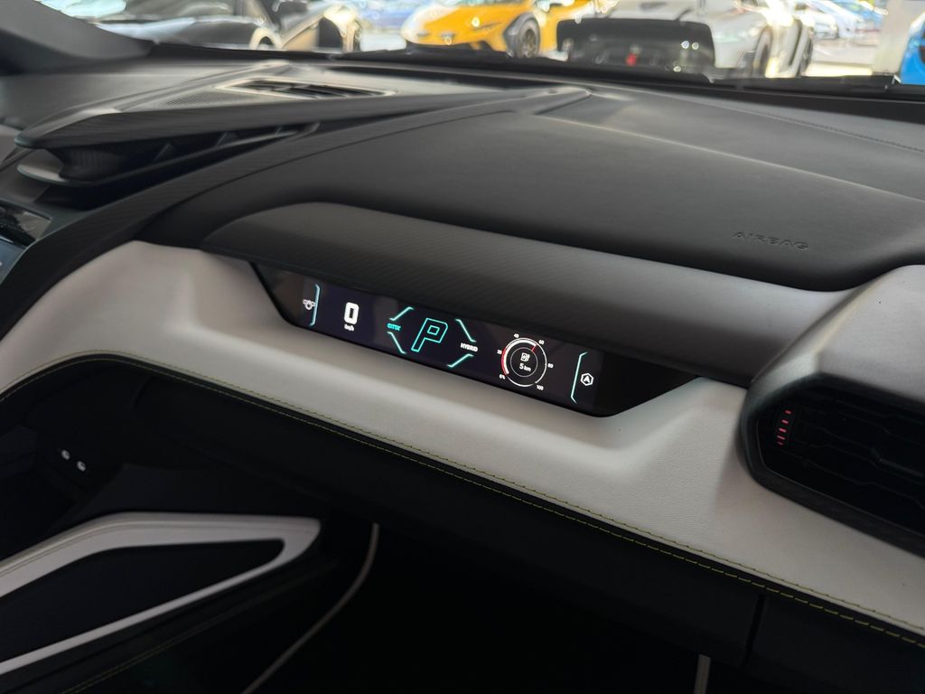 Lamborghini Revuelto 2025