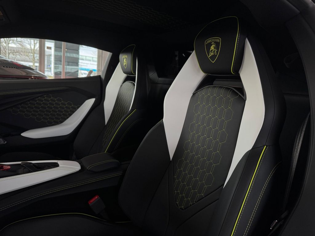 Lamborghini Revuelto 2025