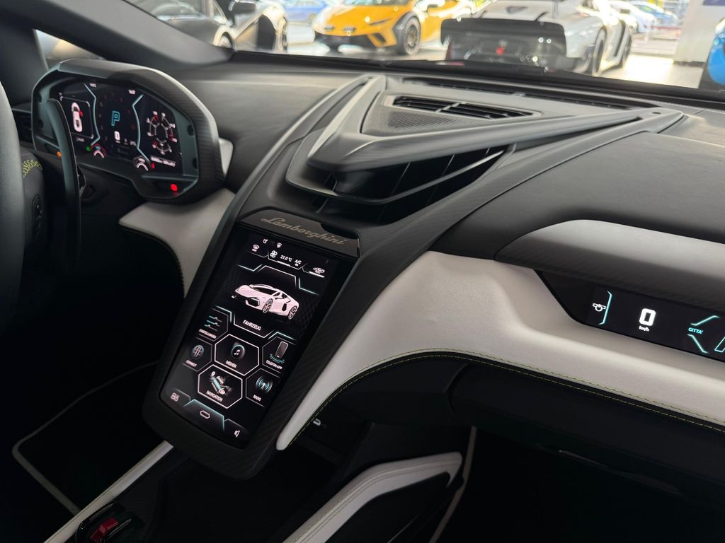 Lamborghini Revuelto 2025