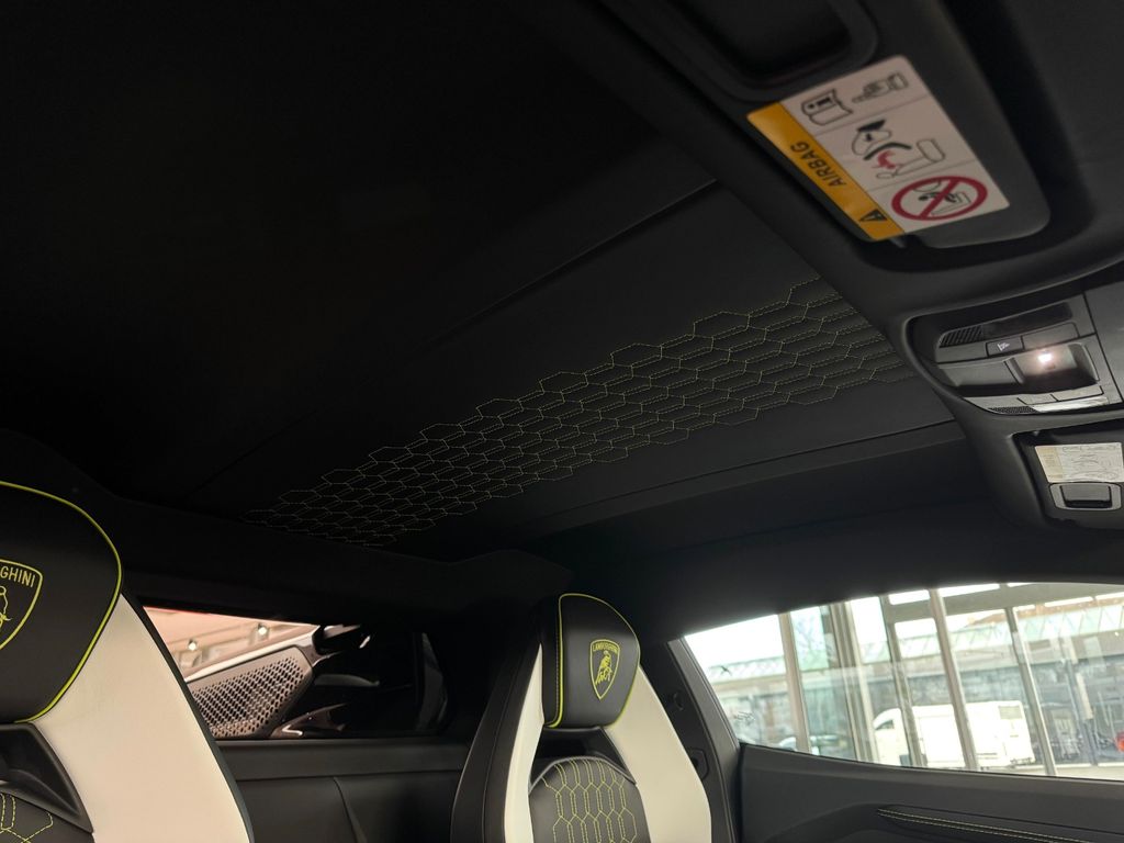 Lamborghini Revuelto 2025