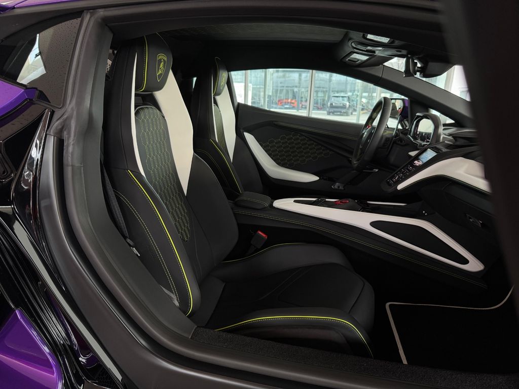 Lamborghini Revuelto 2025