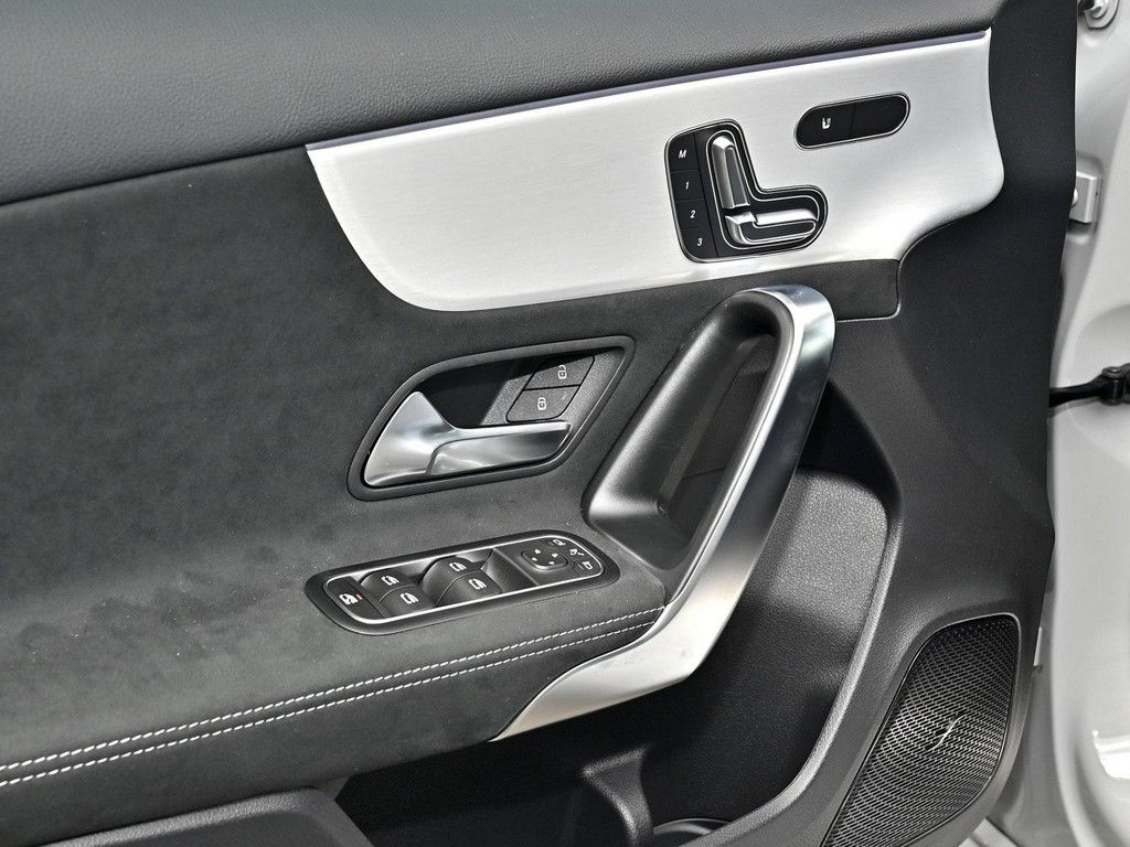 Mercedes-Benz A 200 2025
