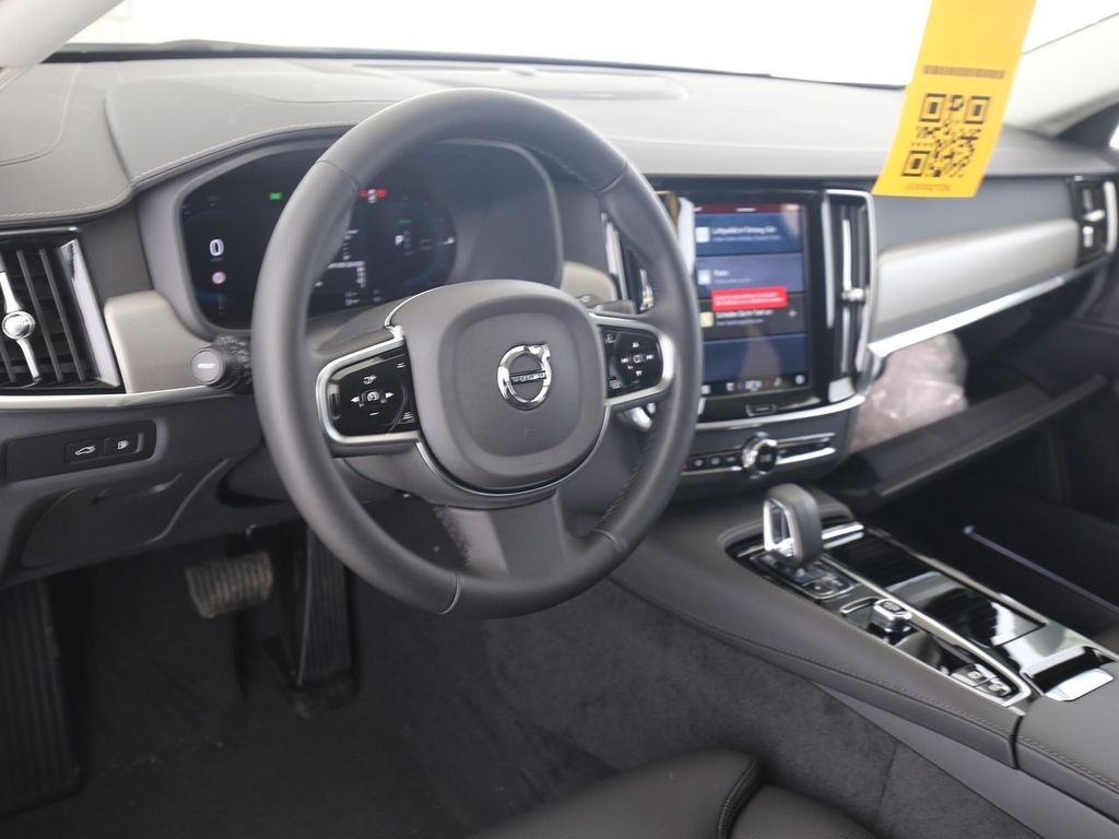Volvo V90 2025