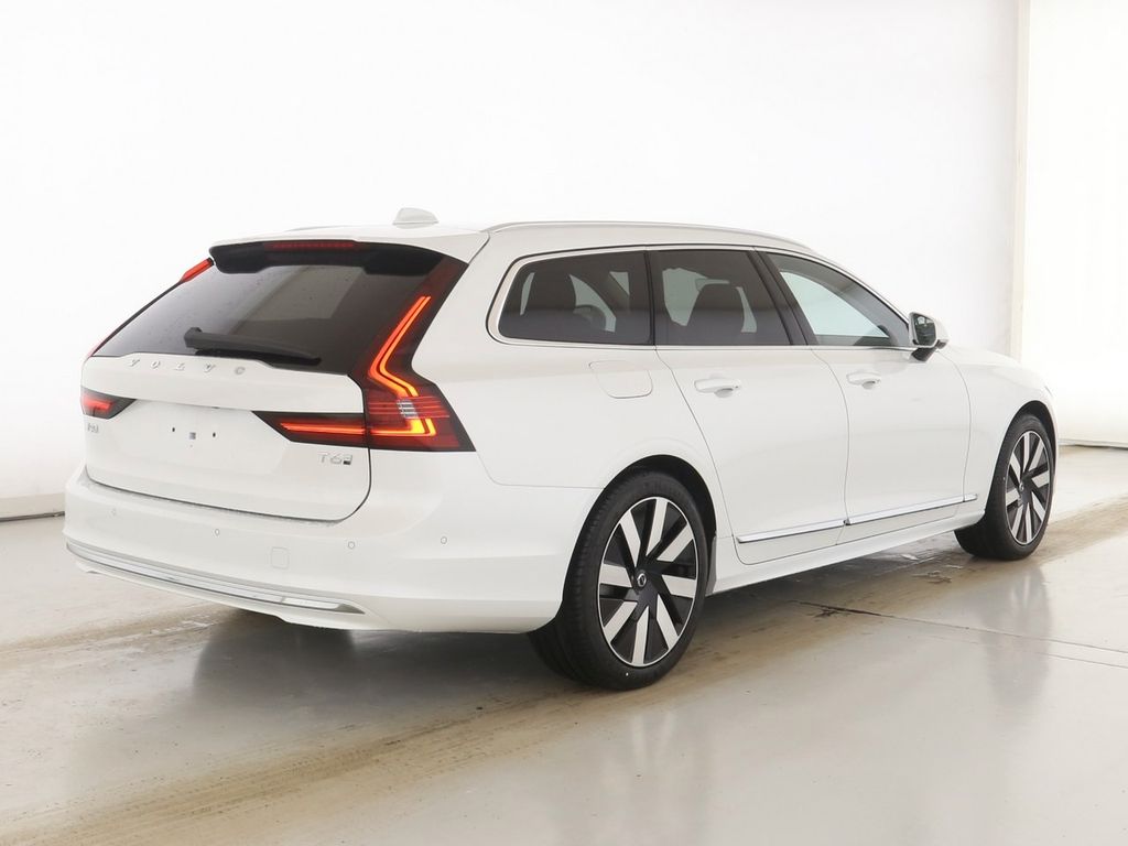 Volvo V90 2025
