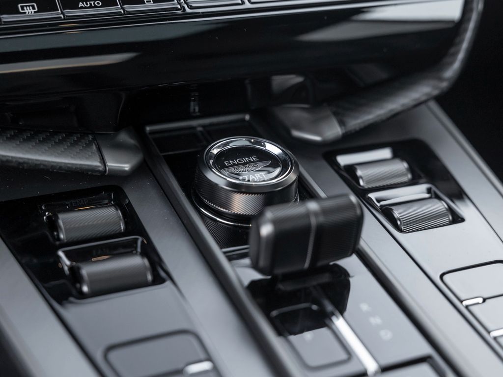 Aston Martin Vanquish 2025