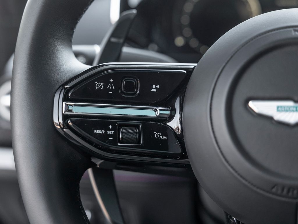 Aston Martin Vanquish 2025