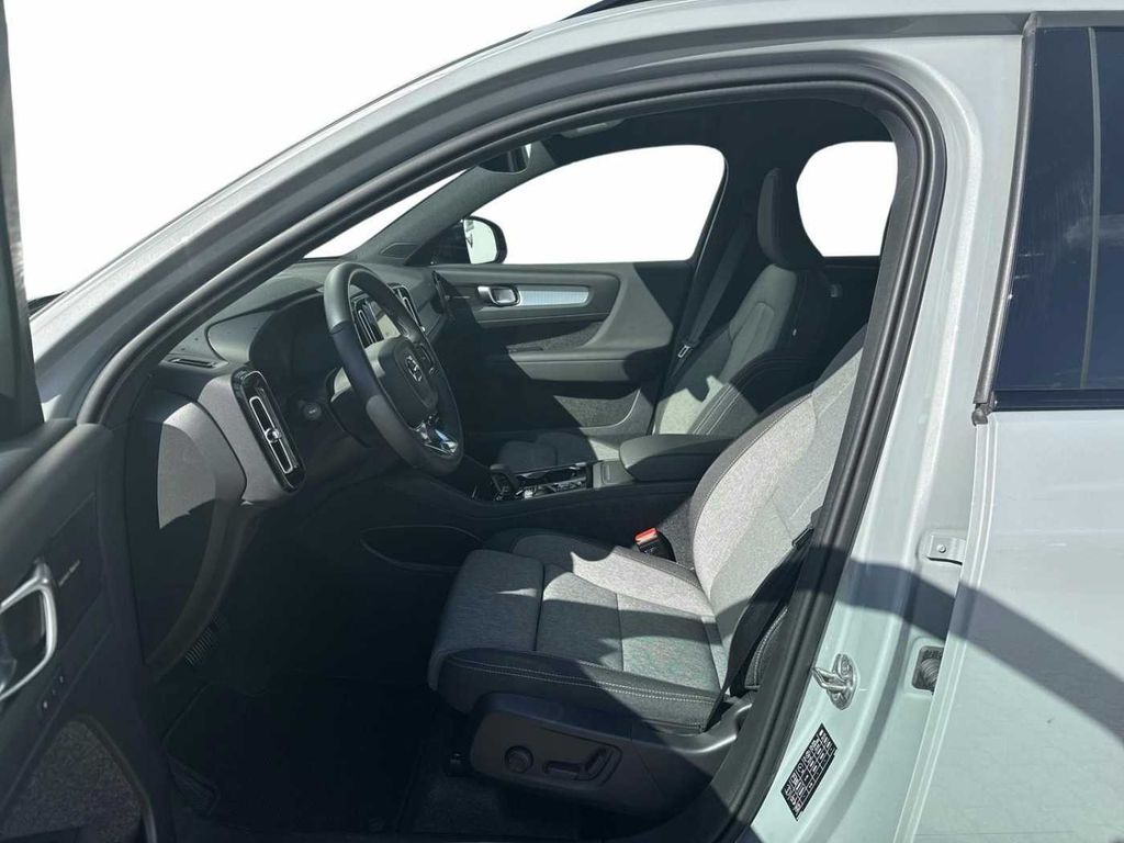 Volvo XC40 2025