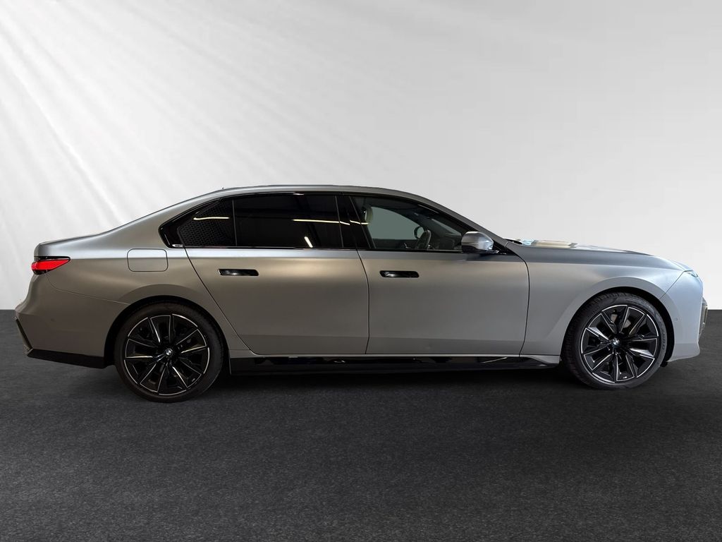 BMW 750 2024