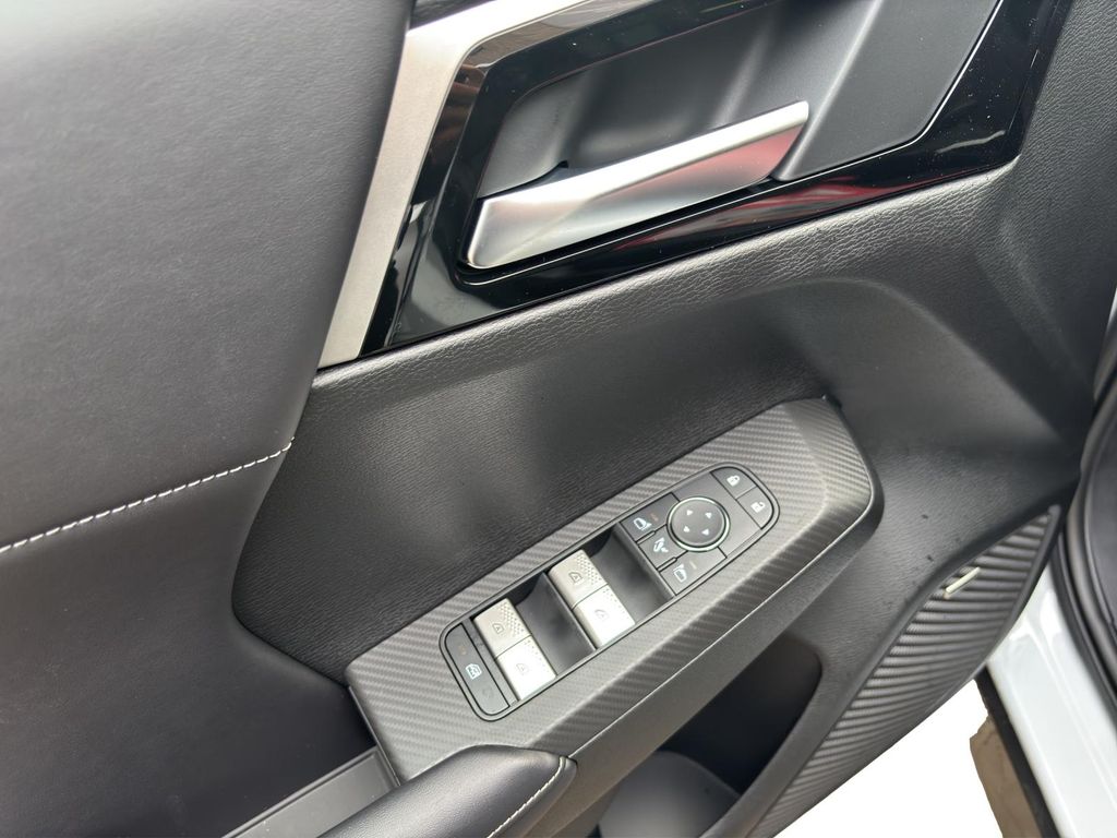 Mitsubishi Plug-in Hybrid Outlander 2025