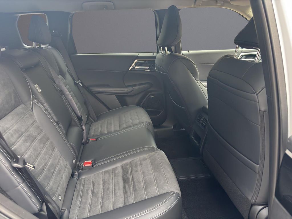 Mitsubishi Plug-in Hybrid Outlander 2025