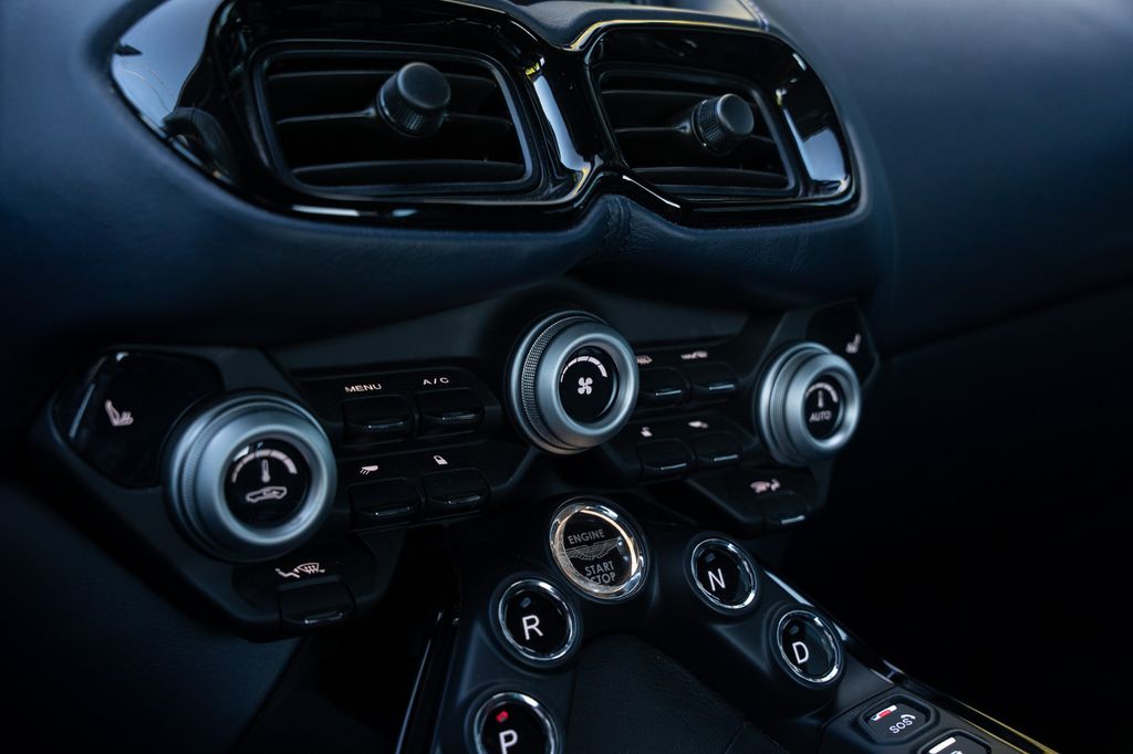 Aston Martin V8 Vantage 2020