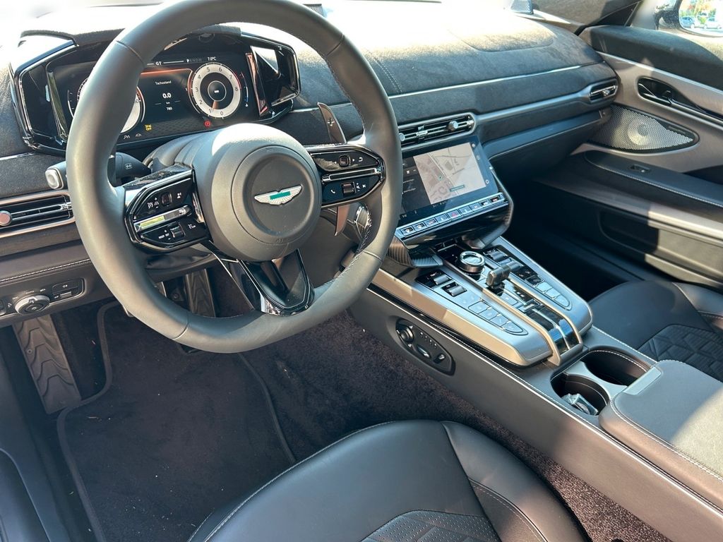 Aston Martin Vanquish 2025