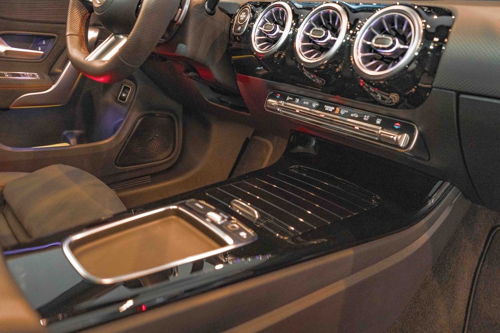 Mercedes-Benz CLA 180 2025