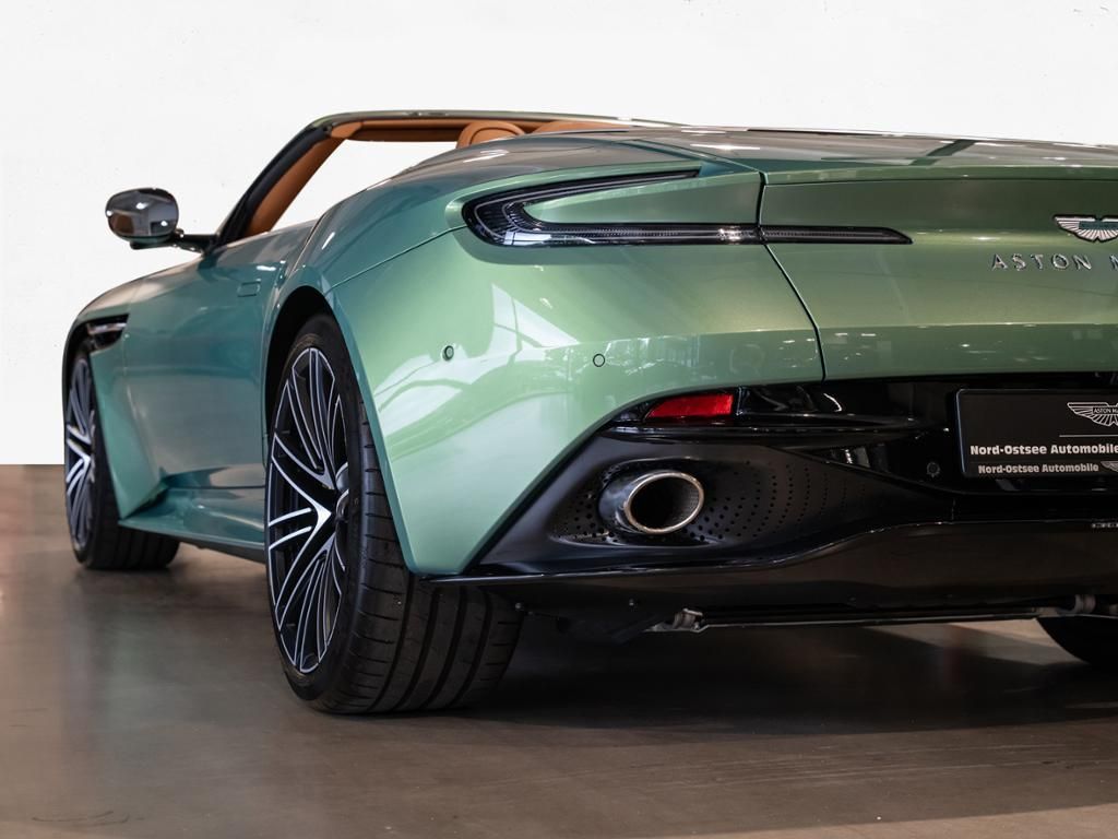 Aston Martin DB12 2024