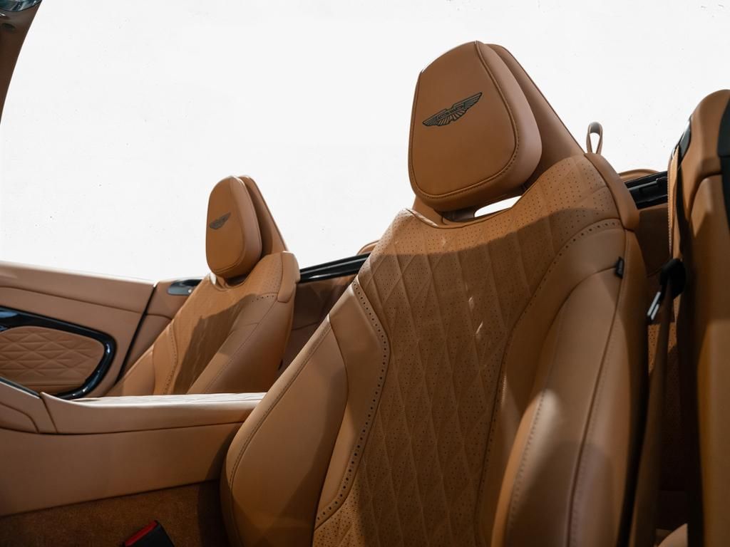 Aston Martin DB12 2024