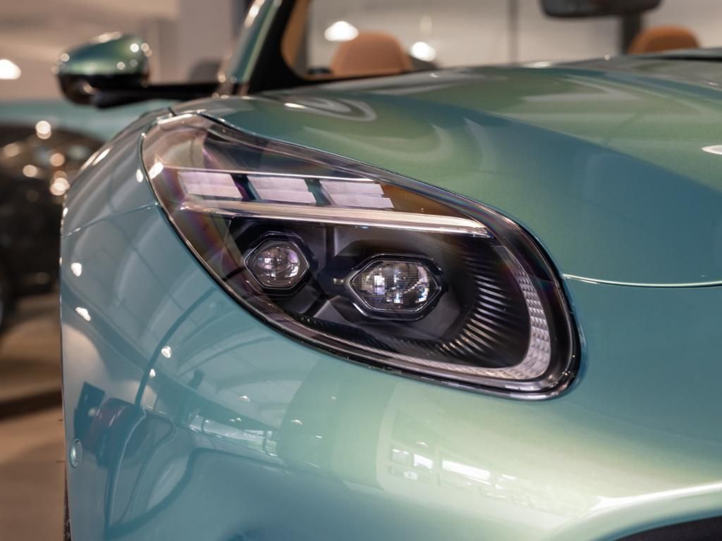 Aston Martin DB12 2024