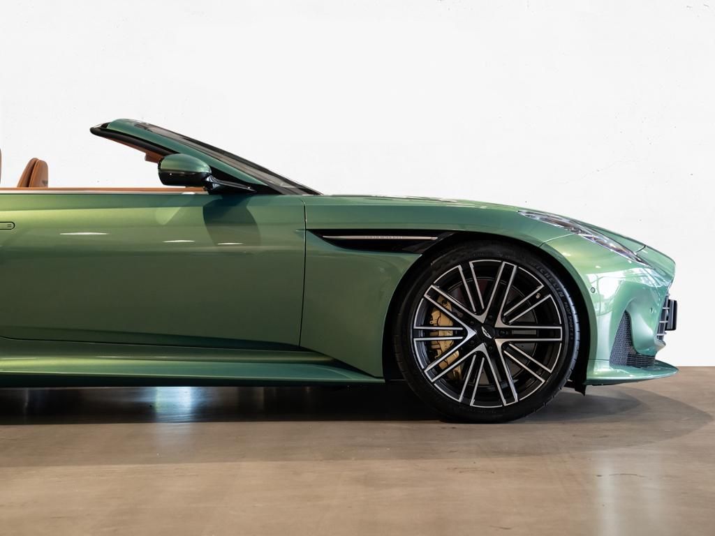 Aston Martin DB12 2024