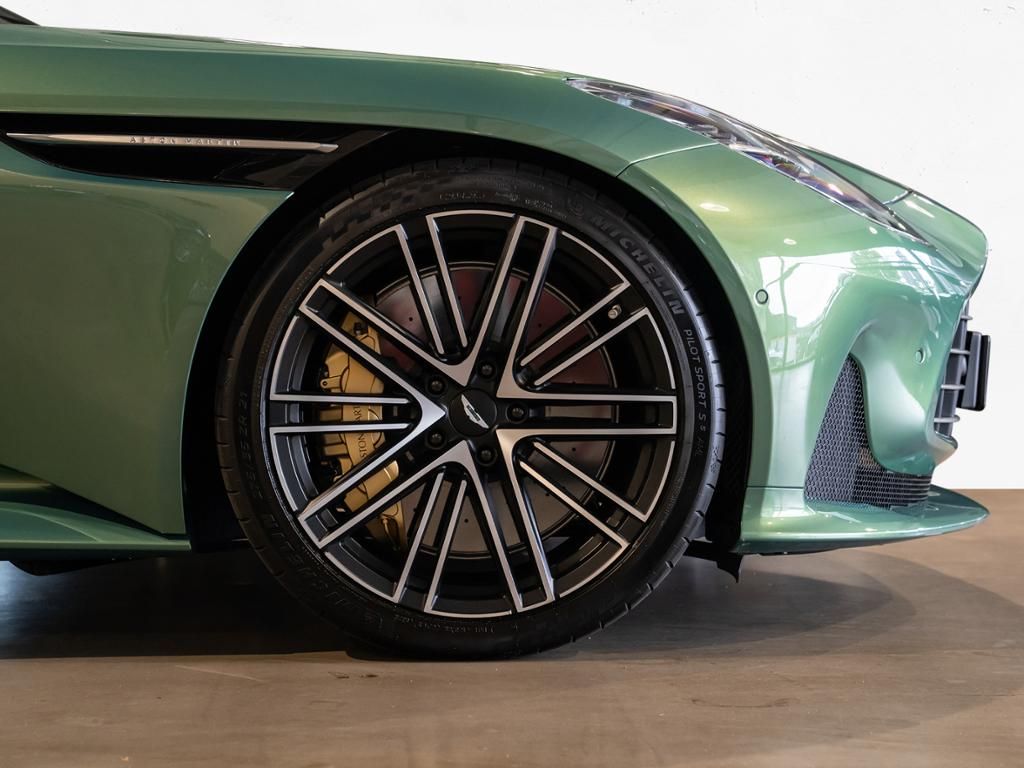 Aston Martin DB12 2024