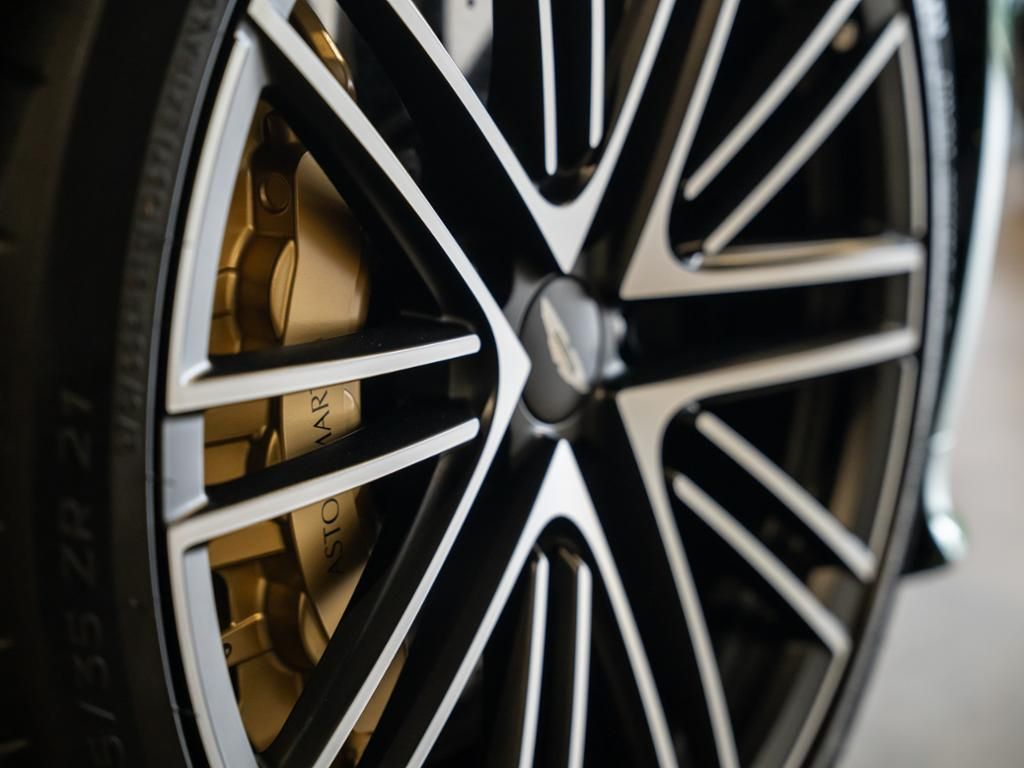 Aston Martin DB12 2024