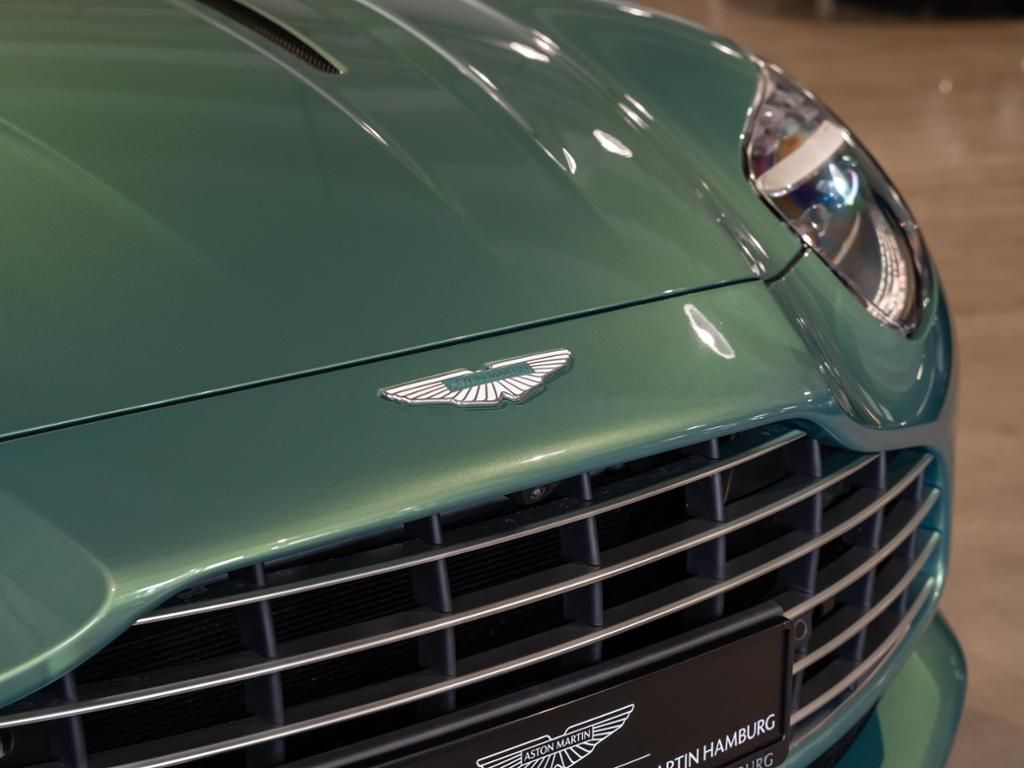 Aston Martin DB12 2024