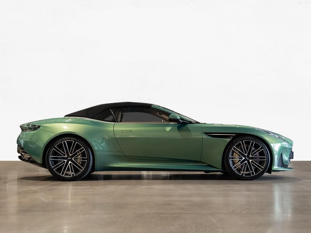 Aston Martin DB12 2024