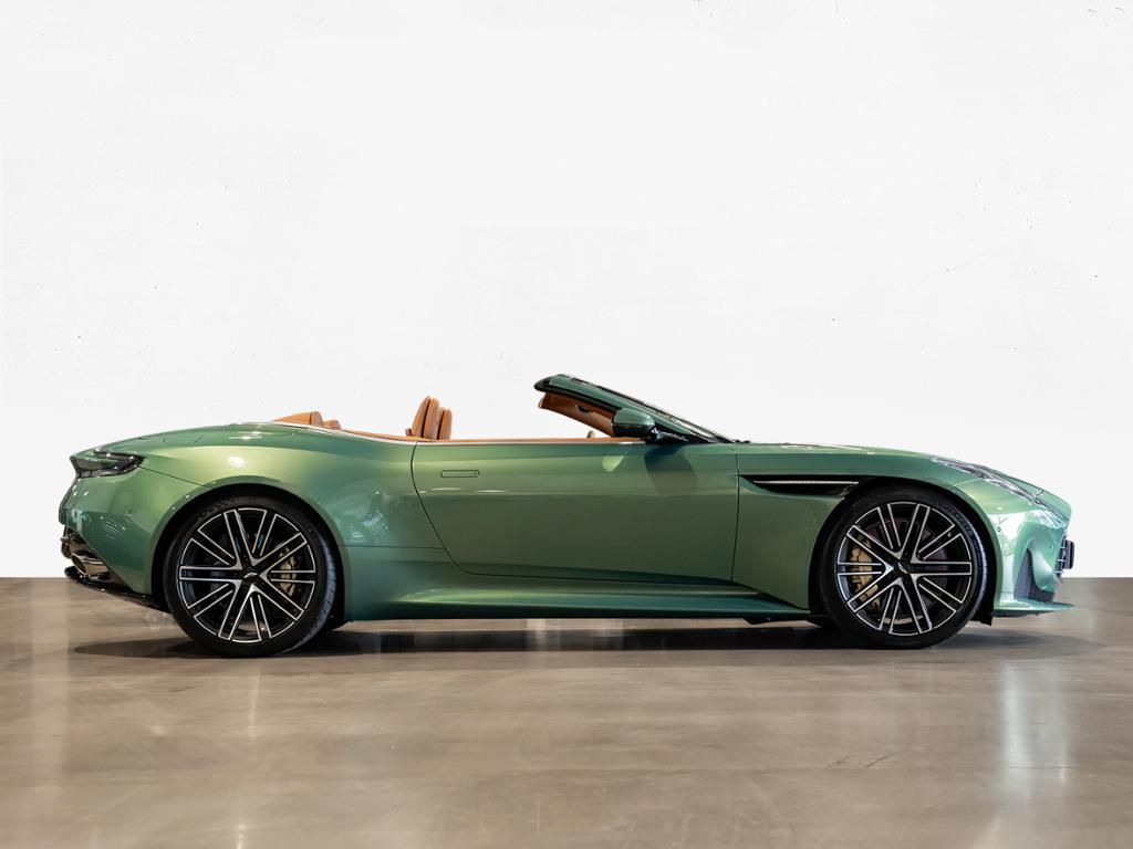 Aston Martin DB12 2024