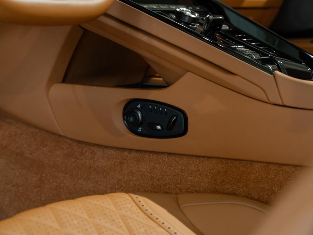 Aston Martin DB12 2024