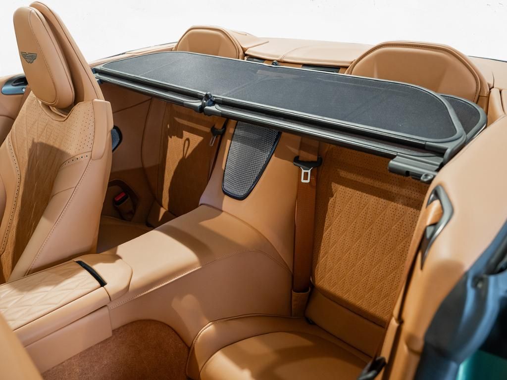 Aston Martin DB12 2024