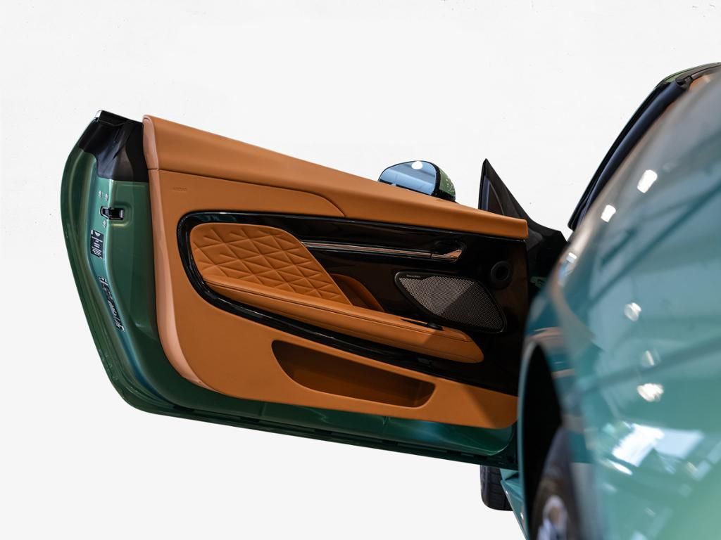 Aston Martin DB12 2024