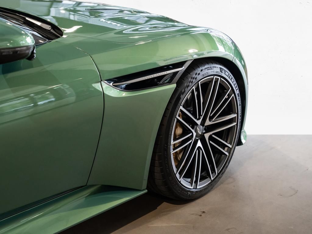 Aston Martin DB12 2024