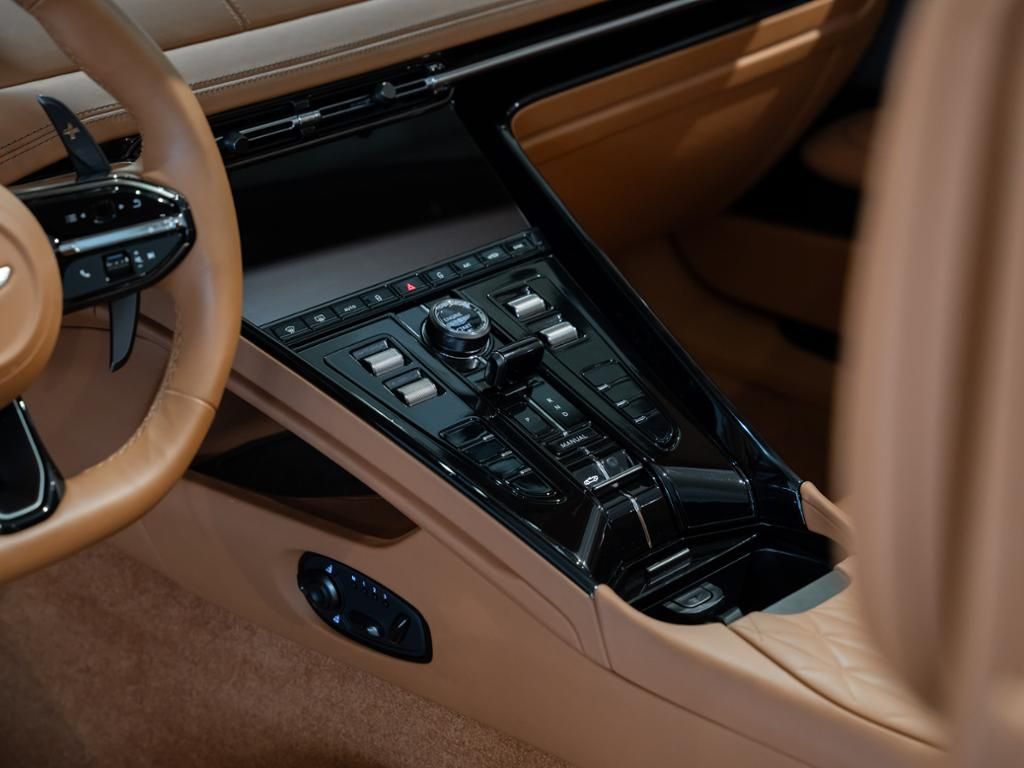 Aston Martin DB12 2024